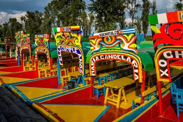 colourful-mexican-boats-with-women-names-at-xochim