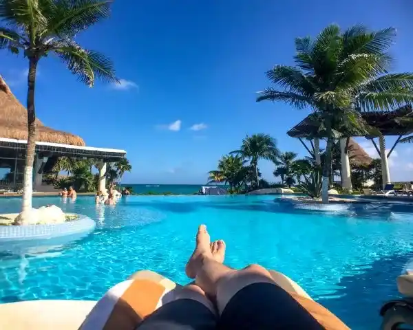pool-side-relaxing-vacation-in-tulum-mexico