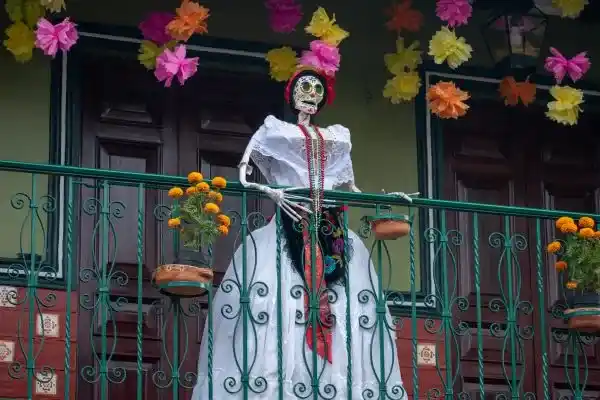skeleton-dressed-with-traditional-clothes-from-ver